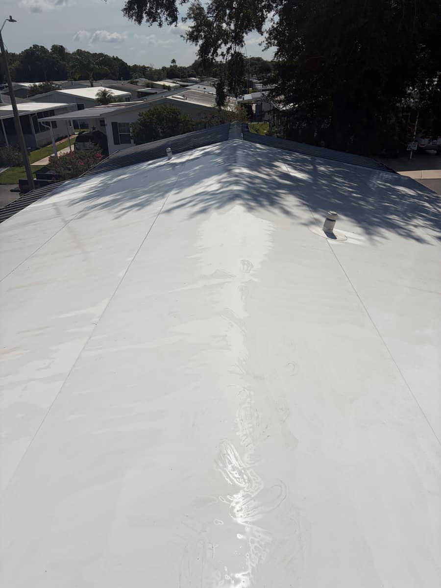 Clean white mobile home roof after washing by Tom's Professional Power Wash Plus, Tampa Bay FL