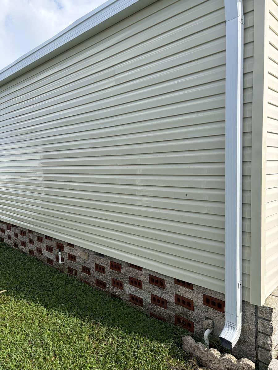 Clean mobile home vinyl siding after soft washing by Tom's Professional Power Wash Plus, Tampa Bay FL