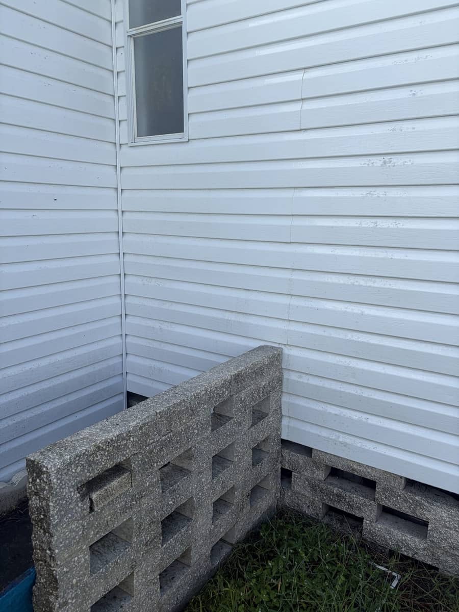 Clean white vinyl siding corner after soft washing by Tom's Professional Power Wash Plus, Tampa Bay FL